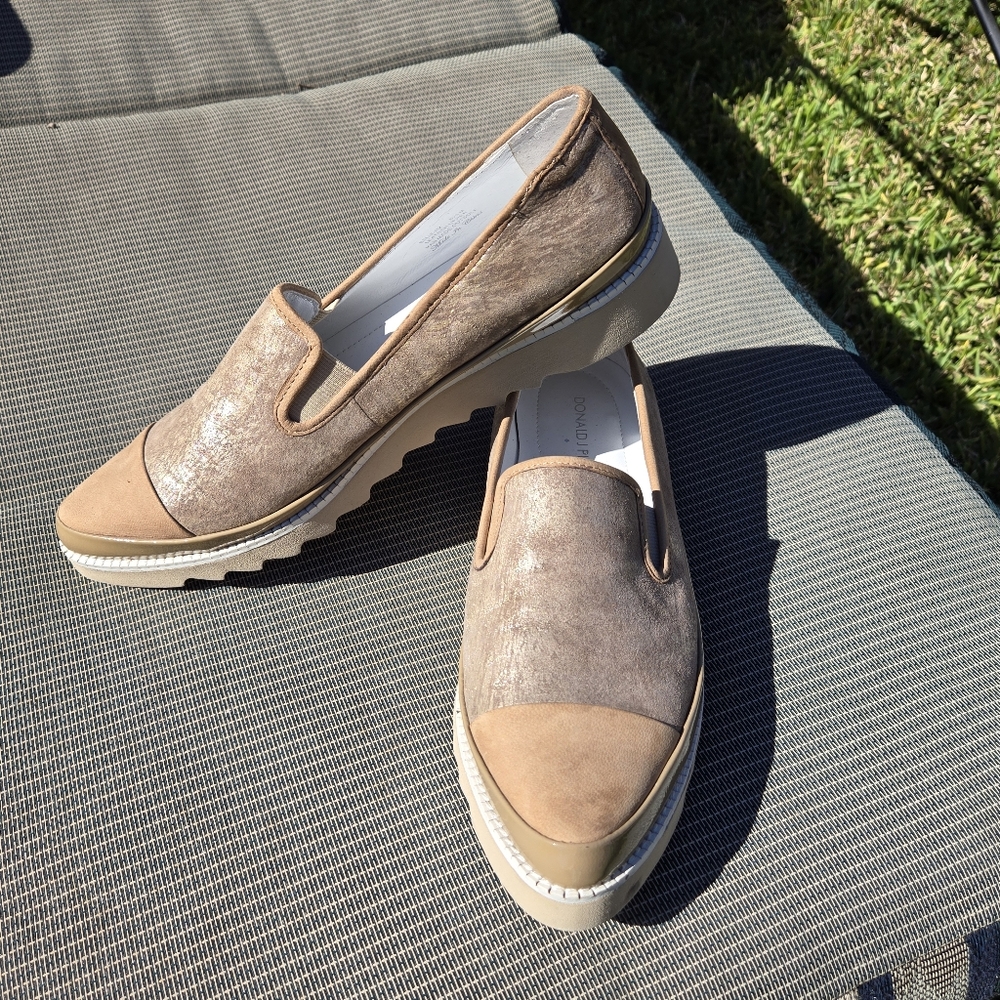 DONALD J PLINER Beliz Modern Slip-On Gold Loafers 8.5M